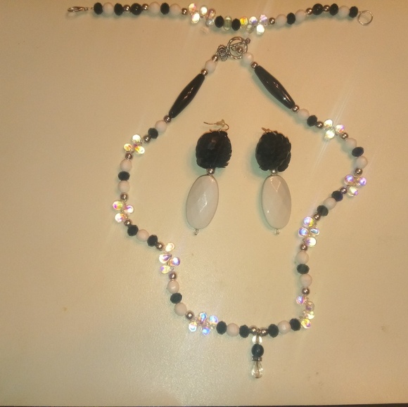 3pc Jewelry set incl Necklace, Bracelet & earrings - Picture 3 of 3